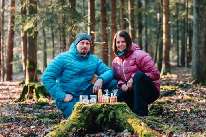 Barbora a Vojtěch Klecandovi v lese s jejich produkty