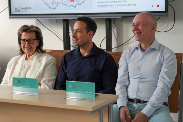 Pacientka a kardiologové FN KV na tiskové konferenci
