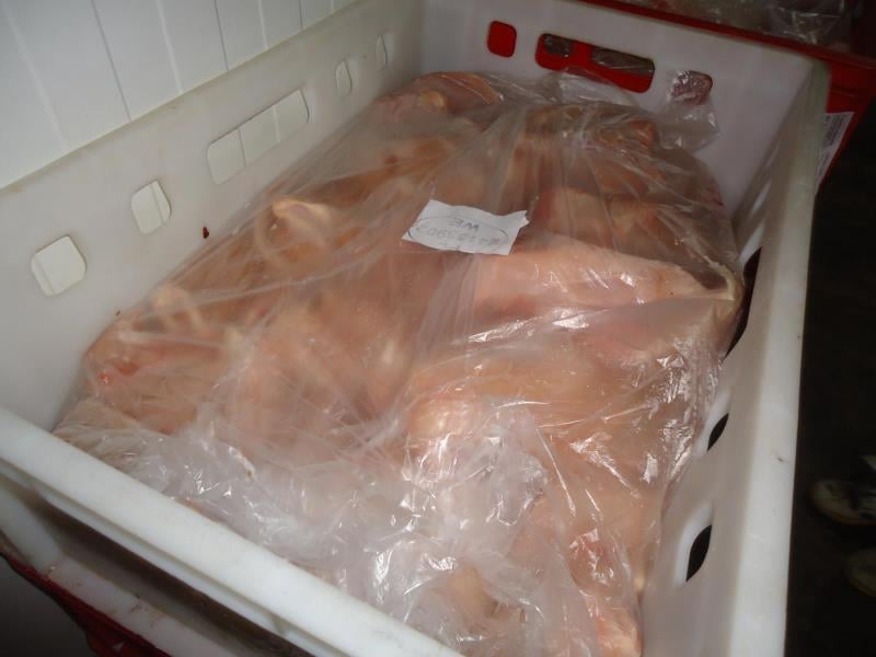 ŘEZNICTVÍ A UZENÁŘSTVÍ FARMY MEDLOV, Police: Kuřecí prsní řízek - ve výrobku byl zjištěn vyšší poměr obsahu vody k obsahu bílkovin, než připouští legislativní limit daný obchodní normou pro drůbeží maso. Legislativa stanovuje maximální hodnotu podílu hmotnosti vody k hmotnosti bílkovin. Čím je tento poměr vyšší, tím více vody výrobek obsahuje a tím méně bílkovin je v něm obsaženo.