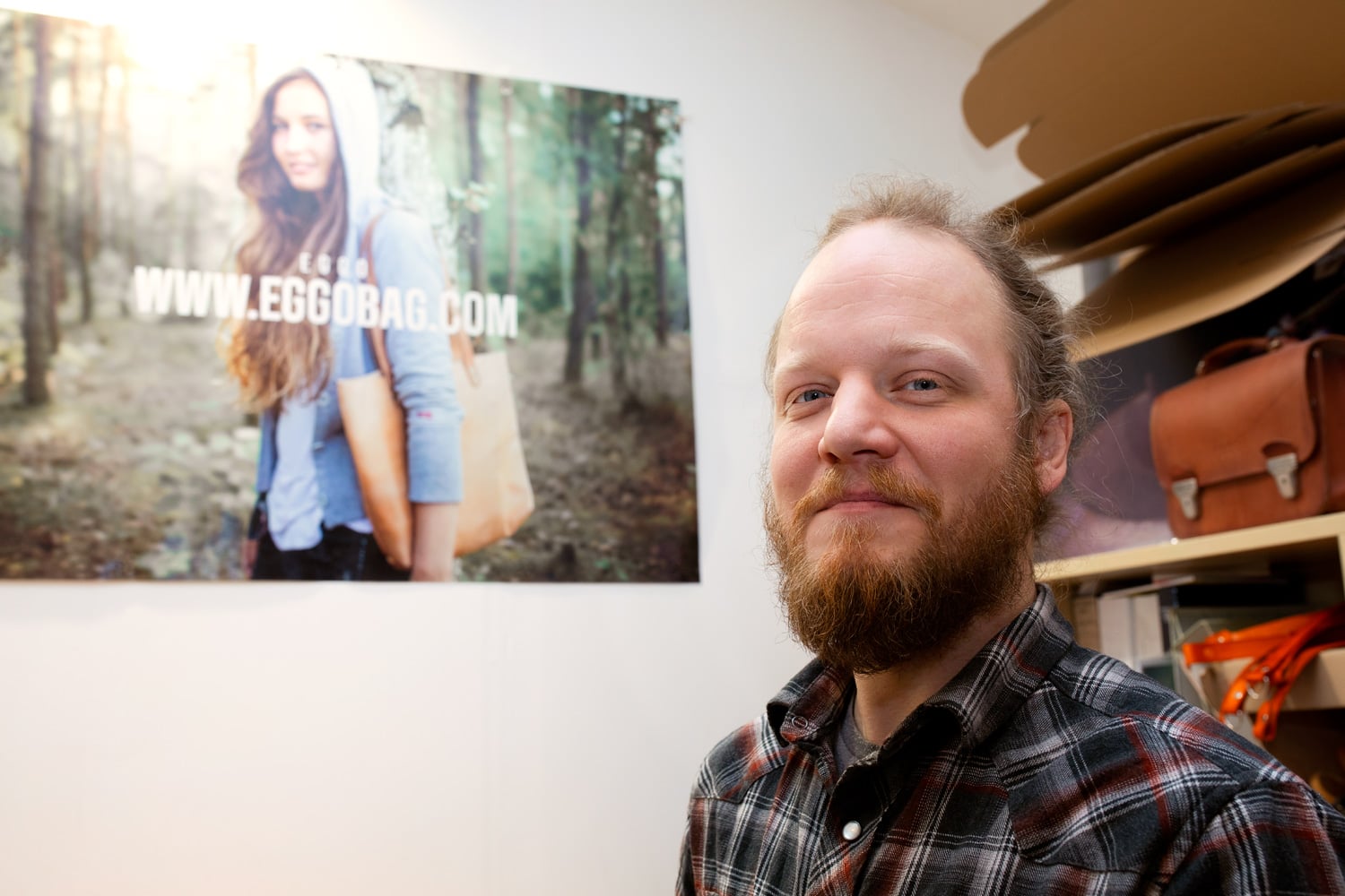 Podívejte se, jak ručně tvoří batohy, tašky a jiné věci z kůže