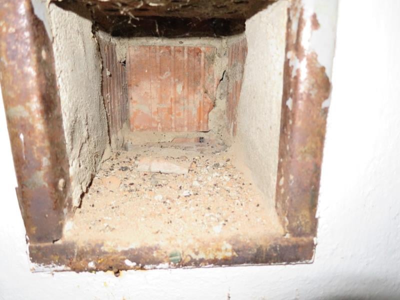 Karlova pekárna s.r.o., Židlochovice -  Výskyt myšího trusu, výskyt hmyzích škůdců, provozovna nezabezpečená před pronikáním škůdců, výskyt plísní na provozovně, výrazně zanedbaný úklid, výrazné znečištění všech prostor, nečistoty na stěnách, nečistoty na podlaze
nečistoty na regálech či zařízeních