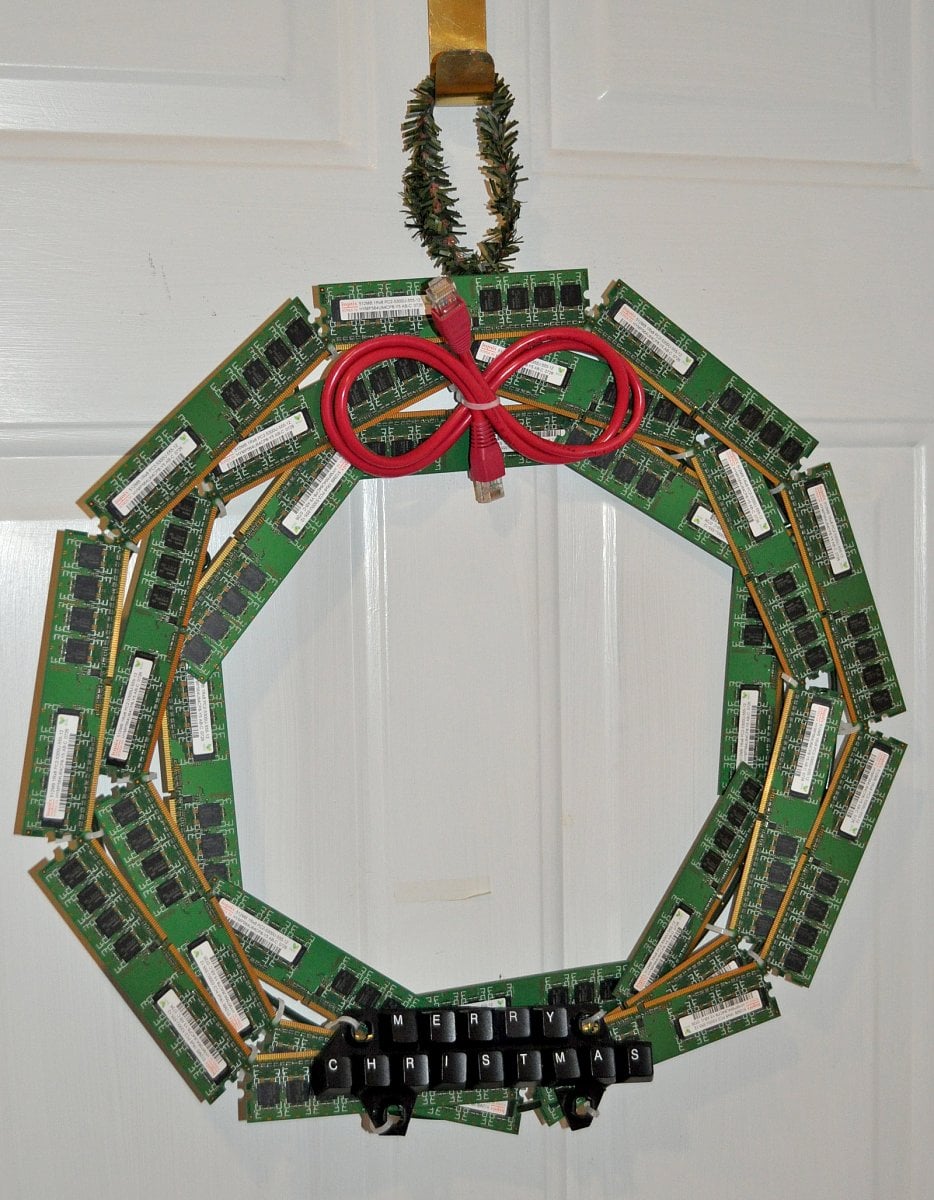 Už máte stromeček? No tak z RAMek a nějakého UTP kabelu můžete vyrobit třeba věnec.