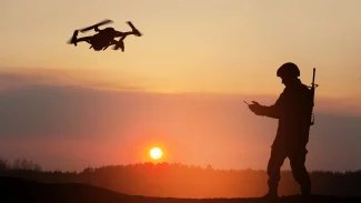 Voják s dronem