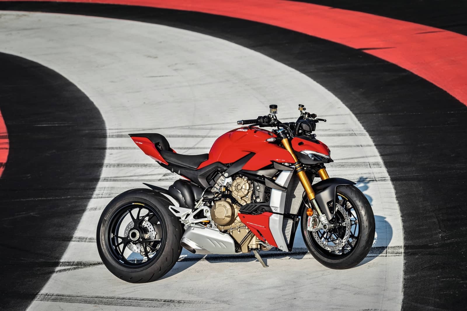 2019-11-MY20_DUCATI_STREETFIGHTER-V4-S_AMBIENCE_29_UC101651_High