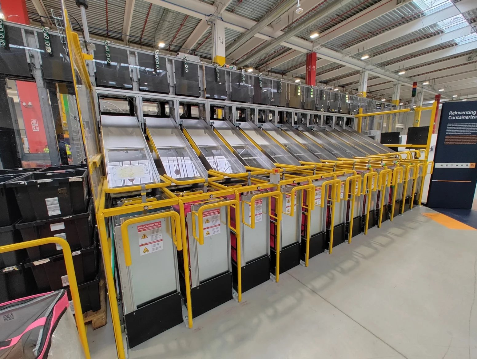 Amazon: Automatické odebírání přepravek a třídič sáčků