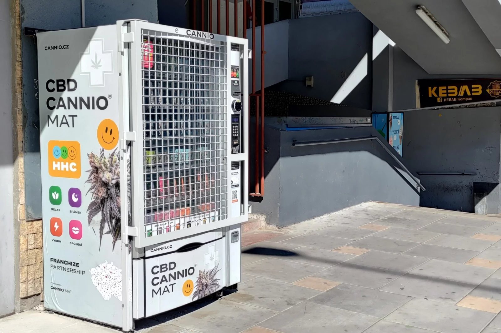 Tento automat jsme vyfotili u nákupního domu Kotva ve Výškovické ulici v Ostravě.