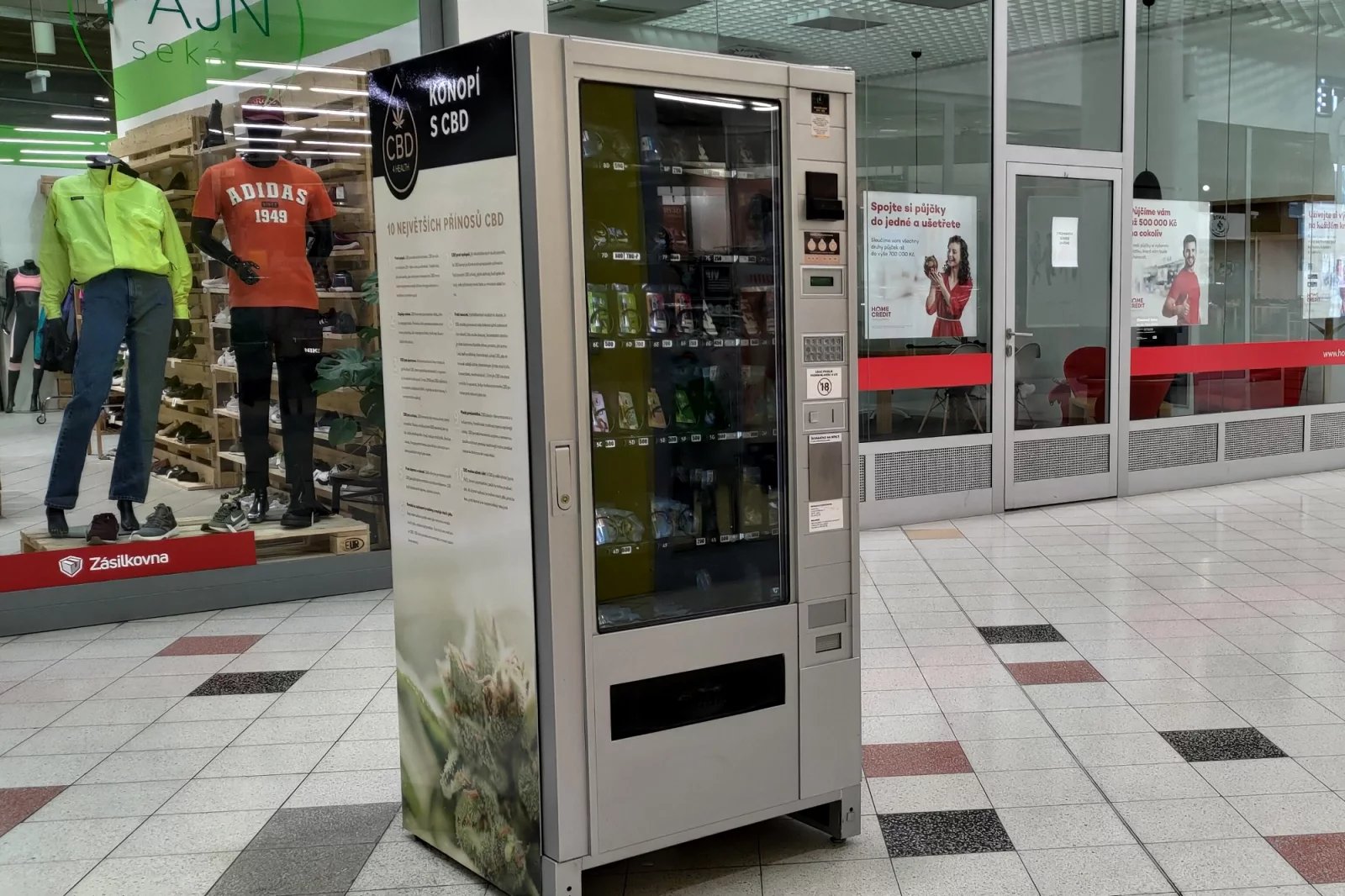 Automat s HHC a CBD výrobky v OC Galerie Ostrava ve Sjízdné ulici.