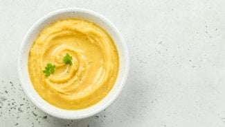 Náhledový obrázek - Hrachová kaše recept: chuť jí dodá česnek a majoránka. Jedná se o pokrm plný vlákniny a rostlinných bílkovin