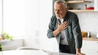 Náhledový obrázek - Příznaky plicní embolie zahrnují dušnost a bolest na hrudi. Pacient může upadnout do bezvědomí