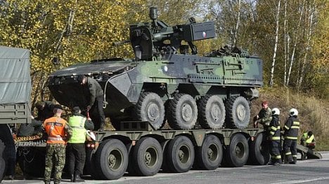 Náhledový obrázek - V Táboře se srazilo pět Pandurů s autem. Zraněno je třináct lidí