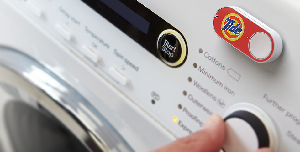 Amazon představil tlačítko Dash, které jednoduše přilepíte tam, kde používáte v domácnosti výrobky z drogerie. Došel vám toaletní papír? Dosypali jste prací prášek? Jen stisknete tlačítko a Amazon vám pošle nové balení!