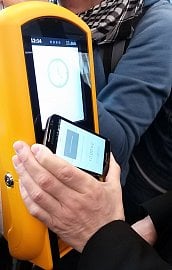 Platba prostřednictvím NFC SIM.