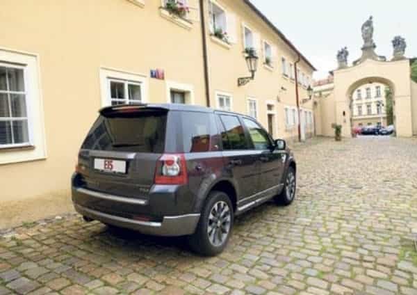 2019-02-land-rover-freelander-2-22-td4-at-sport-vc49brnc3bd-blc3