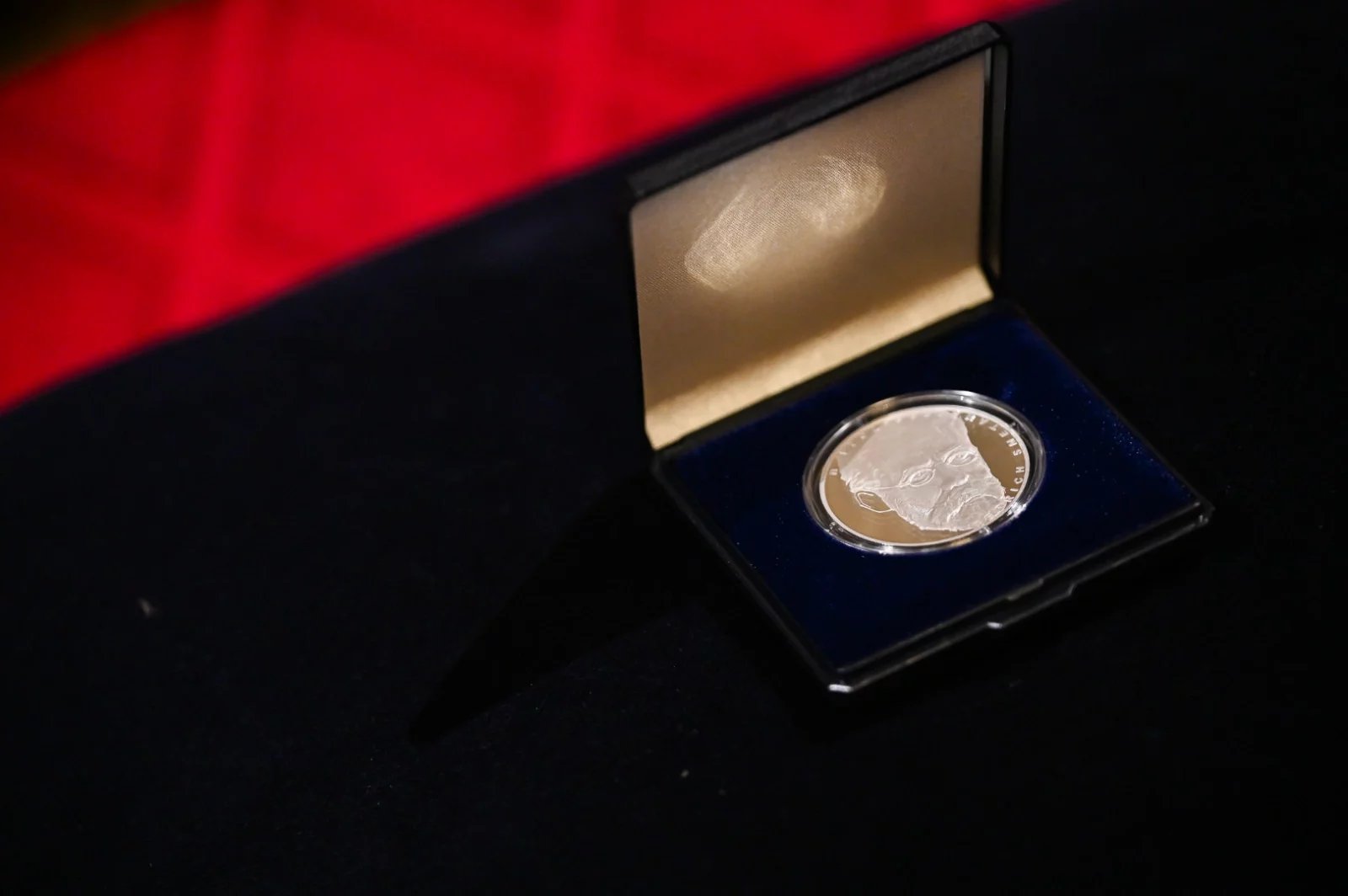 Stříbrná mince v nominální hodnotě 200 Kč připomíná 200. výročí narození Bedřicha Smetany.
