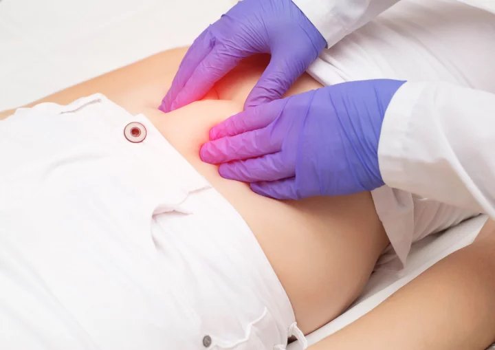 Zánět tlustého střeva může znamenat buď akutní nákazu střeva, způsobenou například zkaženým jídlem, nebo dlouhodobý stav, který bývá spojený s některou z nemocí střev. Zánět běžně doprovází průjmy a bolesti břicha s křečemi.