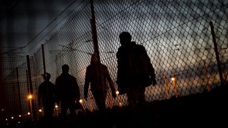 Náhledový obrázek - V Calais vyroste kvůli migrantům čtyřmetrová zeď