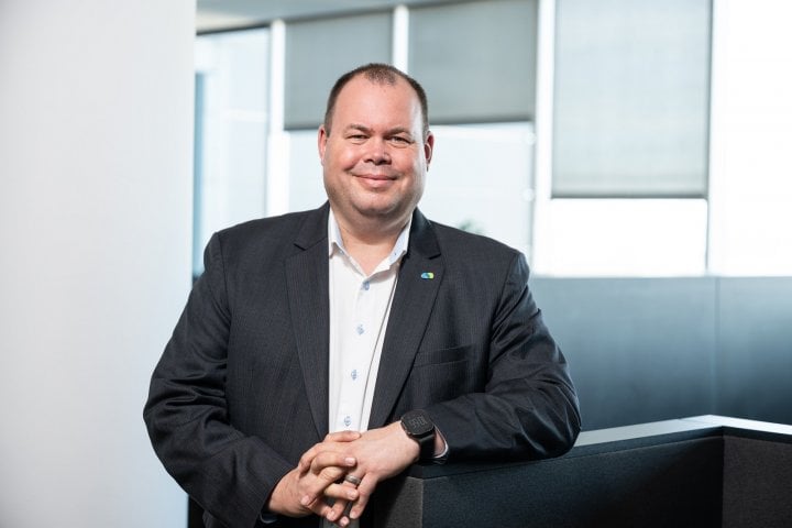 Portrét muže v tmavém obleku.