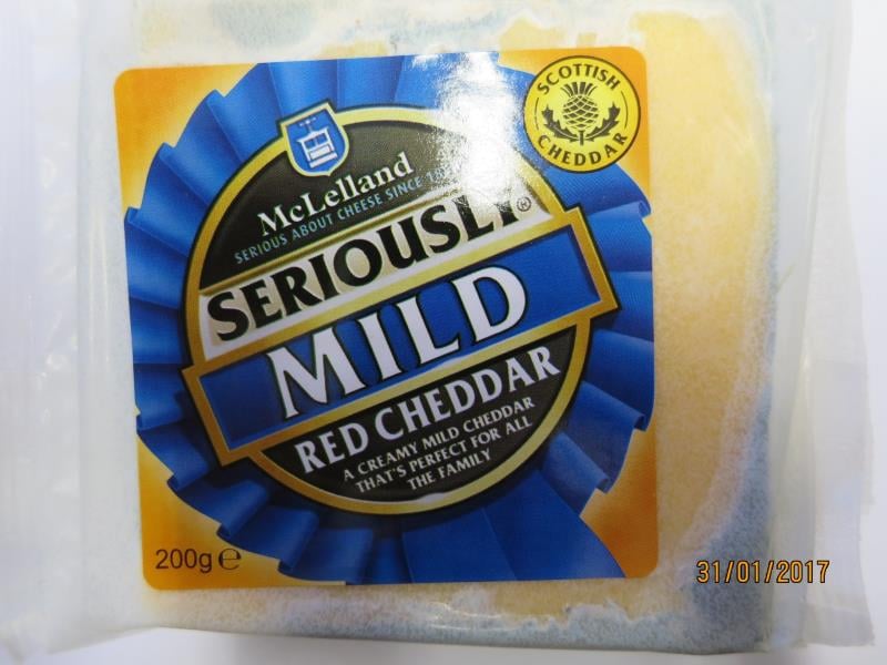 Penny Market, Hořice: SERIOUSLY MILD COLOURED CHEDDAR - Na povrchu potraviny se vyskytovala plíseň zelené barvy. Při kontrole nebyly zjištěny nevyhovující teploty skladování potravin. Potravina neměla porušený obal. Výskyt plísně byl zjištěn u více balení tohoto výrobku původem z Velké Británie.