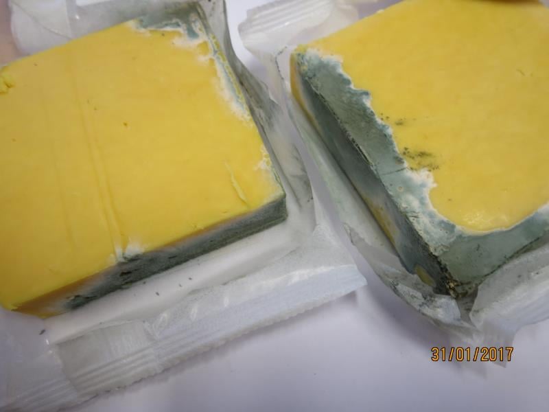 Penny Market, Hořice: SERIOUSLY MILD COLOURED CHEDDAR - Na povrchu potraviny se vyskytovala plíseň zelené barvy. Při kontrole nebyly zjištěny nevyhovující teploty skladování potravin. Potravina neměla porušený obal. Výskyt plísně byl zjištěn u více balení tohoto výrobku původem z Velké Británie.