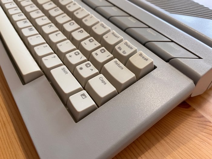 Autor: Michal Tauchman, podle licence: <a href="http://creativecommons.org/licenses/by-sa/4.0/deed.en">CC BY-SA 4.0</a> Dokončená 65XE.