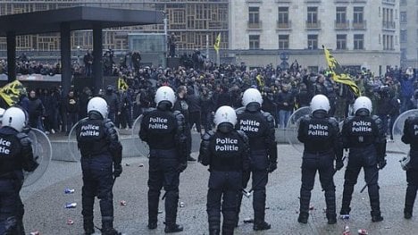 Náhledový obrázek - V Bruselu protestovali radikálové proti migračnímu paktu. Policie zadržela 90 lidí