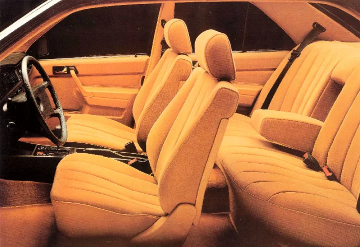 Autor: Mercedes-Benz Příkladná ergonomie interiéru, tradičně tuhá sedadla, v nichž po dlouhé jízdě cítíte každý sval, ale také méně místa na zadním sedadle. I to je Baby Benz…