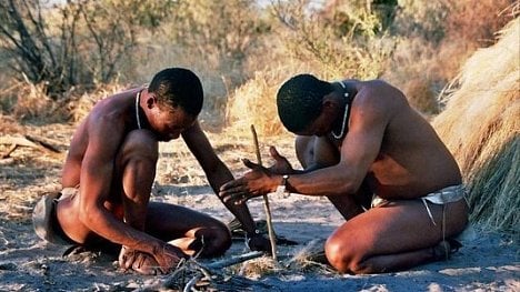 Náhledový obrázek - Křováci se brání nájezdu neetických vědců. Už toho „civilizaci“ dali dost