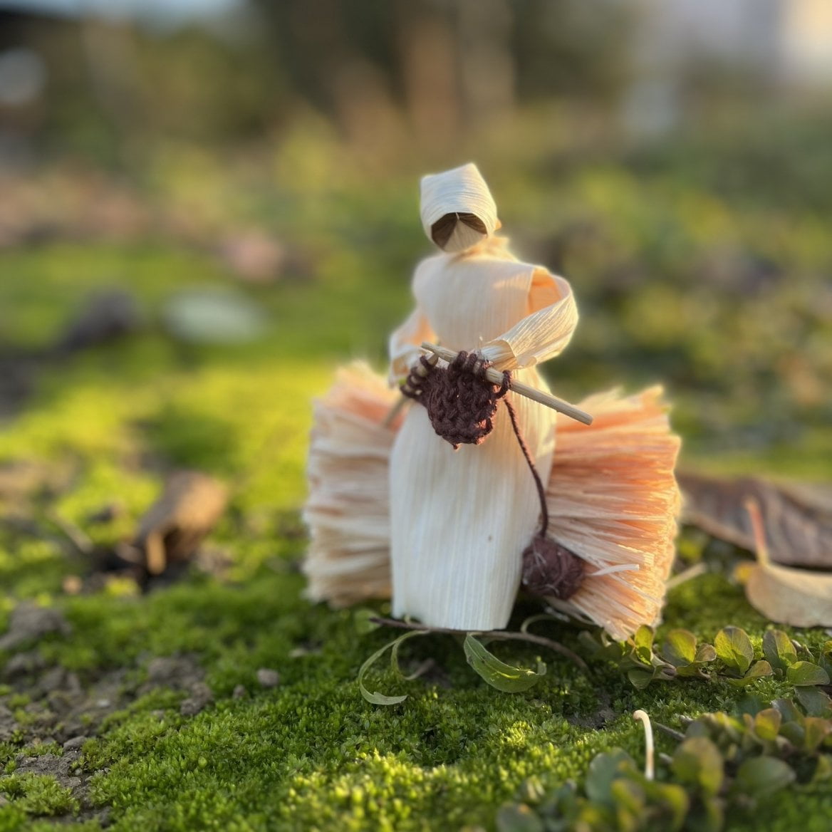 Figurky pletoucí ženy z kukuřičného šustí od Marie Šuranské