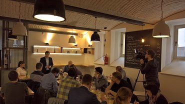 Tisková konference na téma Podvedení klienti. Restaurace Bistro'Os, Praha 6. 3. 2018