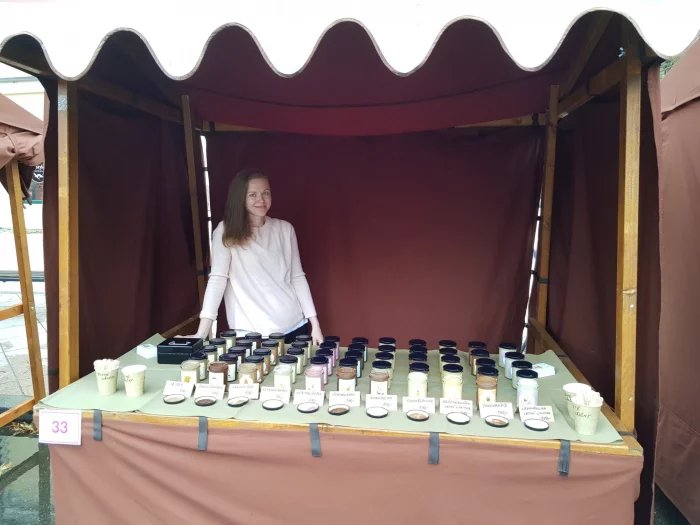 Veronika Burianová ve stánku na trzích