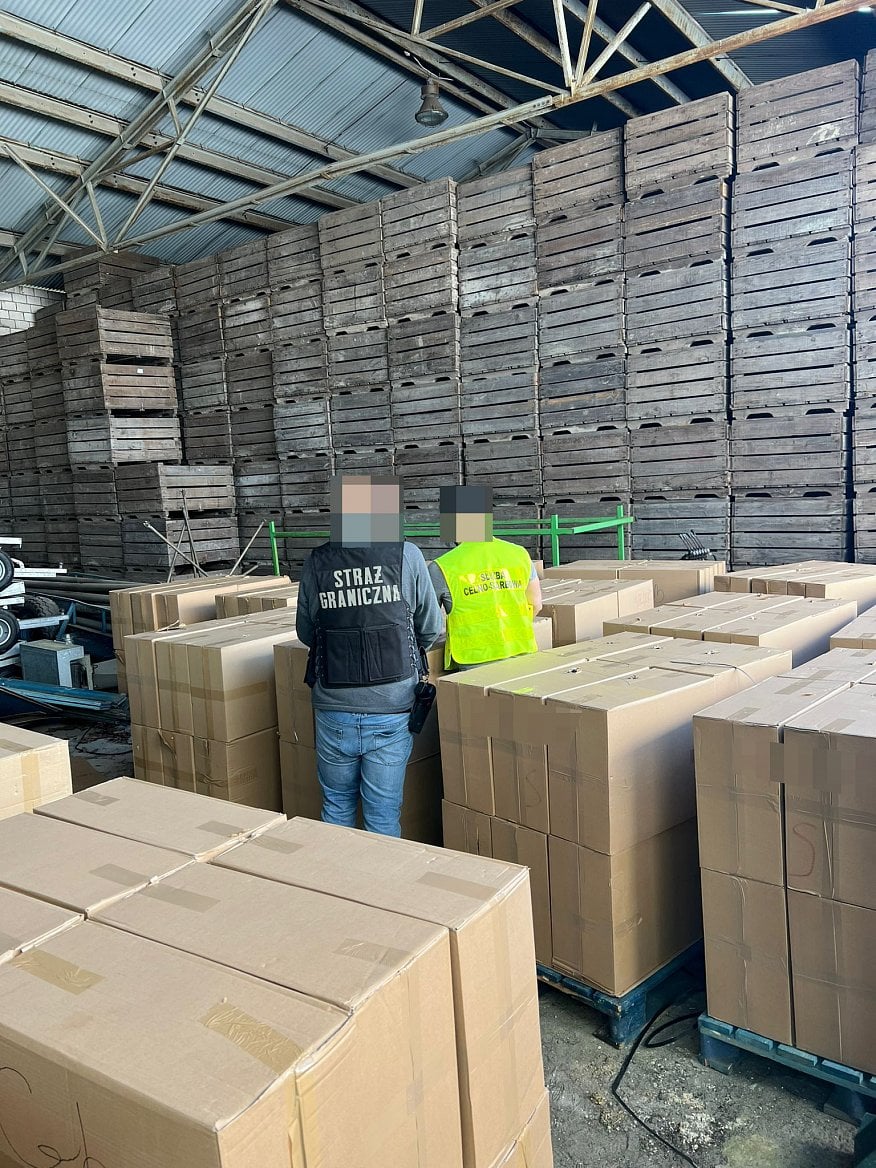 Nelegální továrna na cigarety