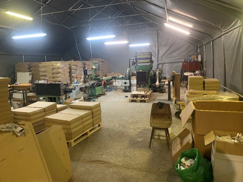 Nelegální továrna na cigarety