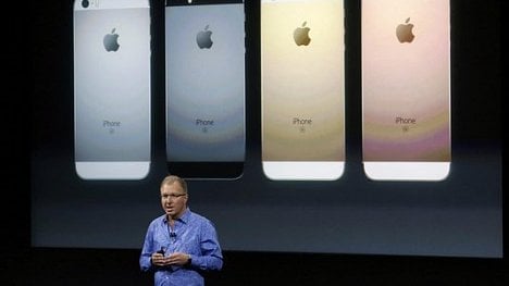 Náhledový obrázek - 14 největších přešlapů iPhonu. Co Apple zkazil a jak se k tomu postavil?