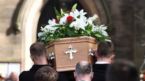 Náhledový obrázek - Největší pohřební služba v Británii zažívá krizi. Zemřelo nebývale málo lidí