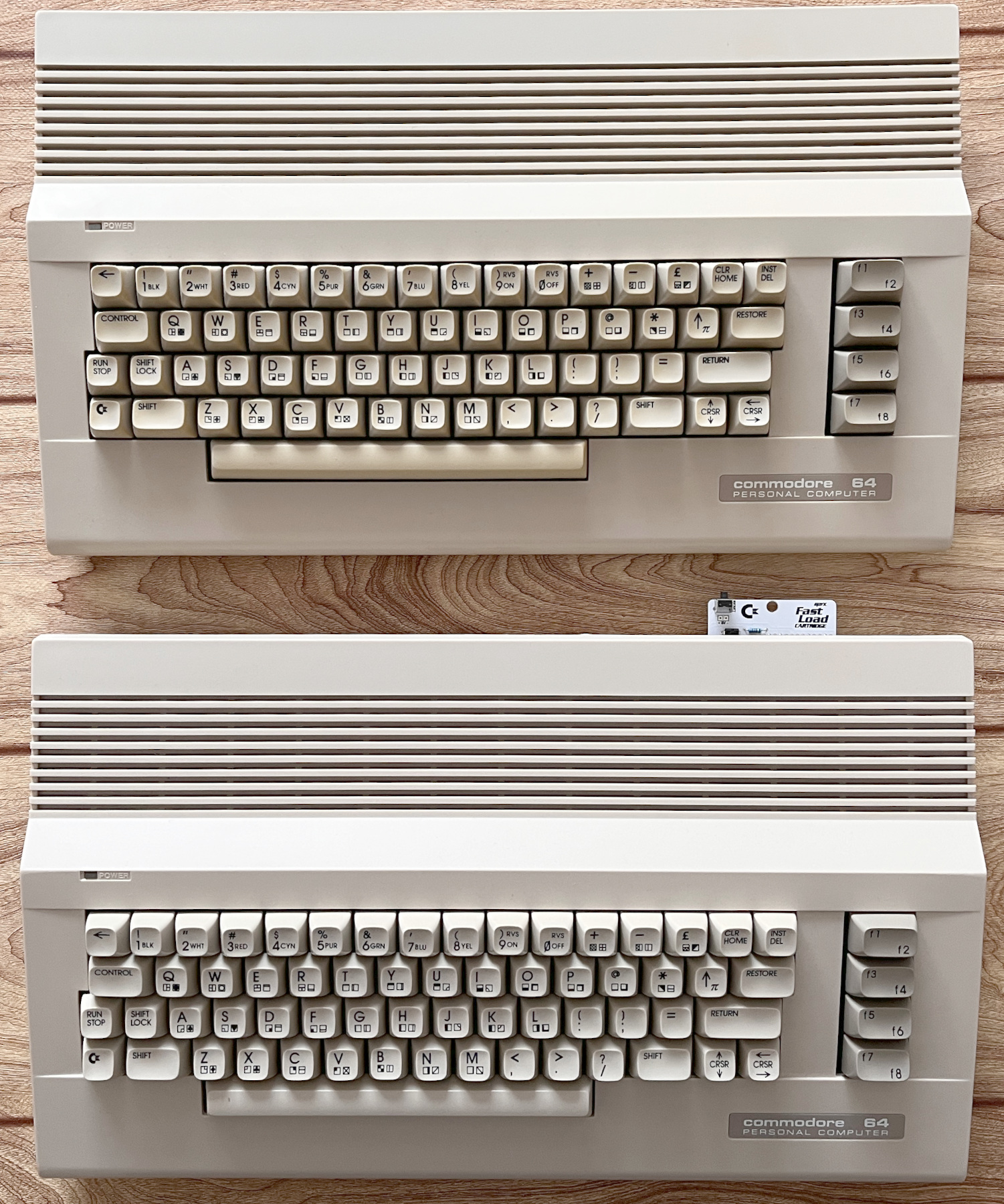 Můj původní C64-II (nahoře) a aktuální projekt (dole).
