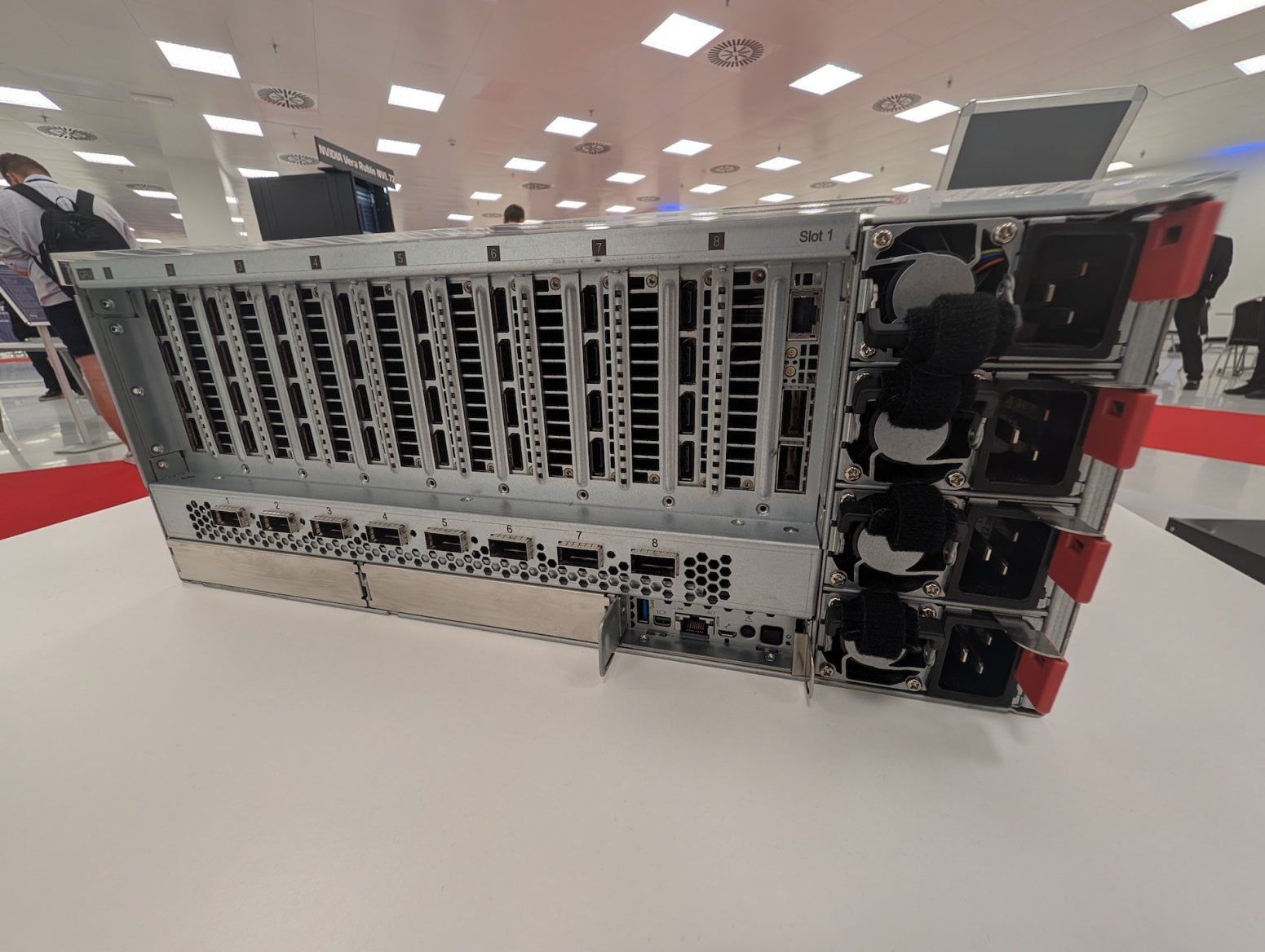 Server Nvidia MGX 4U System s grafikami RTX Pro 6000 od Foxconnu