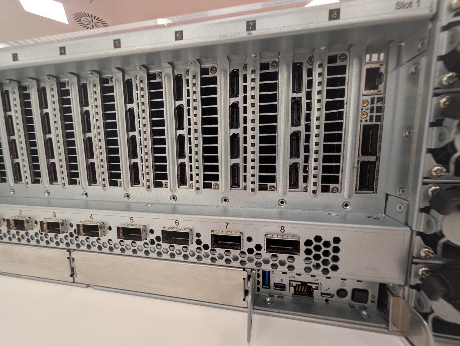 Server Nvidia MGX 4U System s grafikami RTX Pro 6000 od Foxconnu