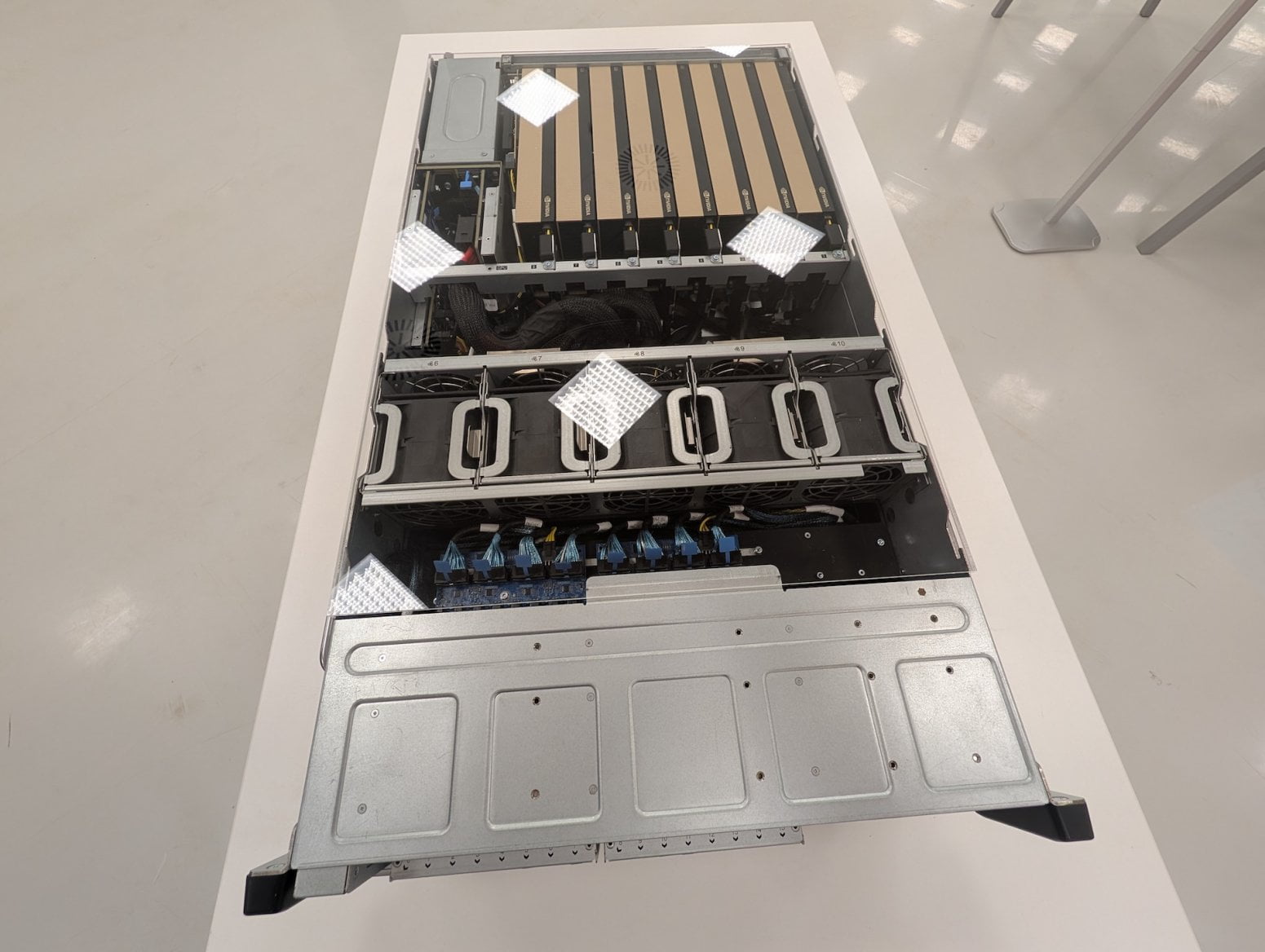 Server Nvidia MGX 4U System s grafikami RTX Pro 6000 od Foxconnu