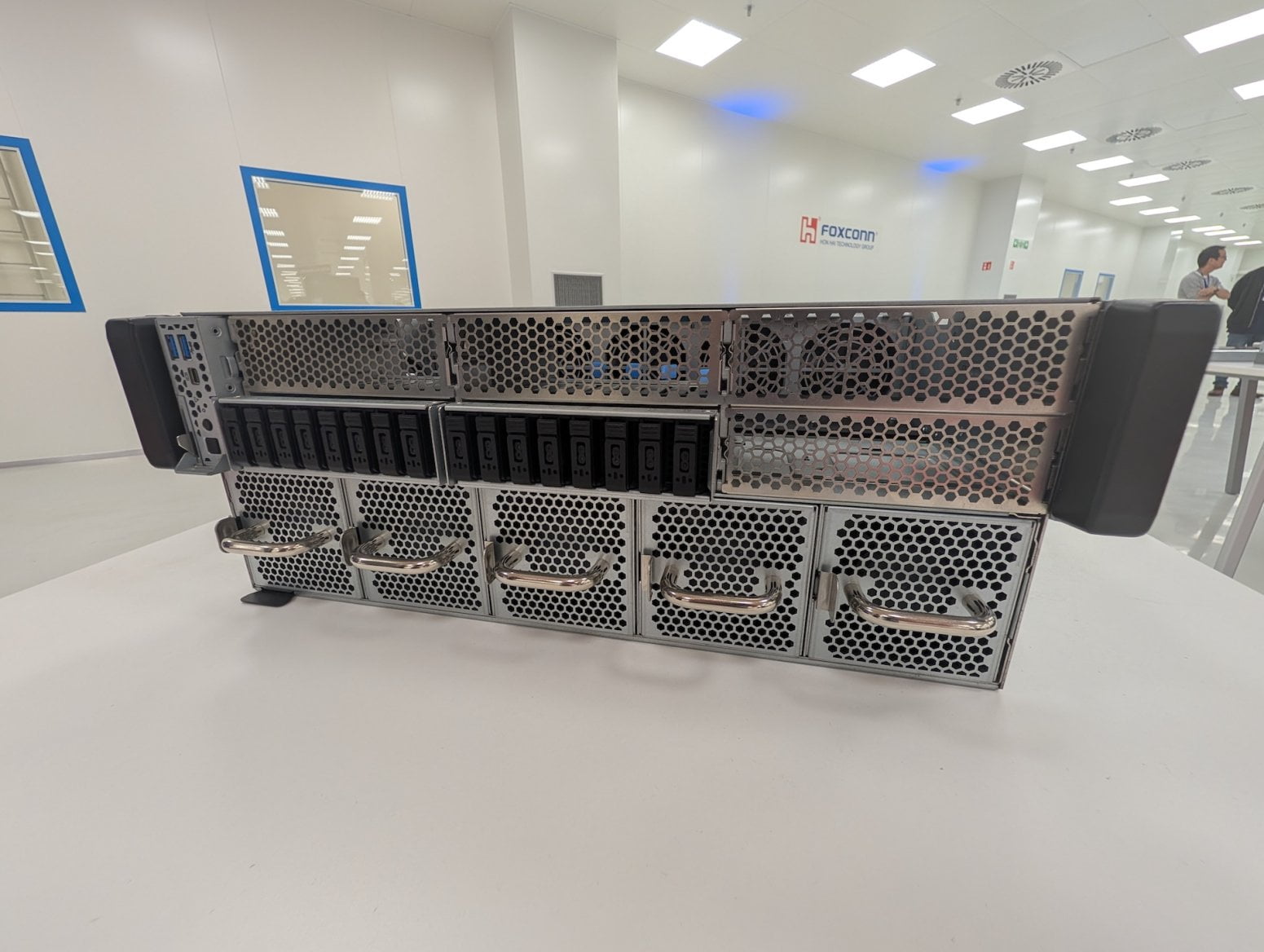 Server Nvidia MGX 4U System s grafikami RTX Pro 6000 od Foxconnu