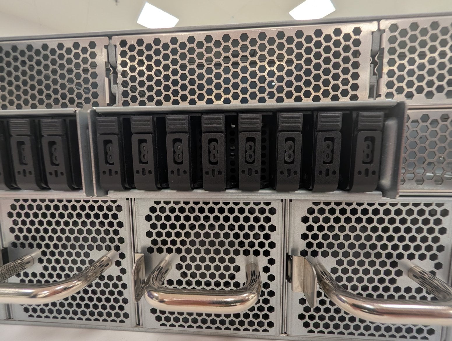 Server Nvidia MGX 4U System s grafikami RTX Pro 6000 od Foxconnu