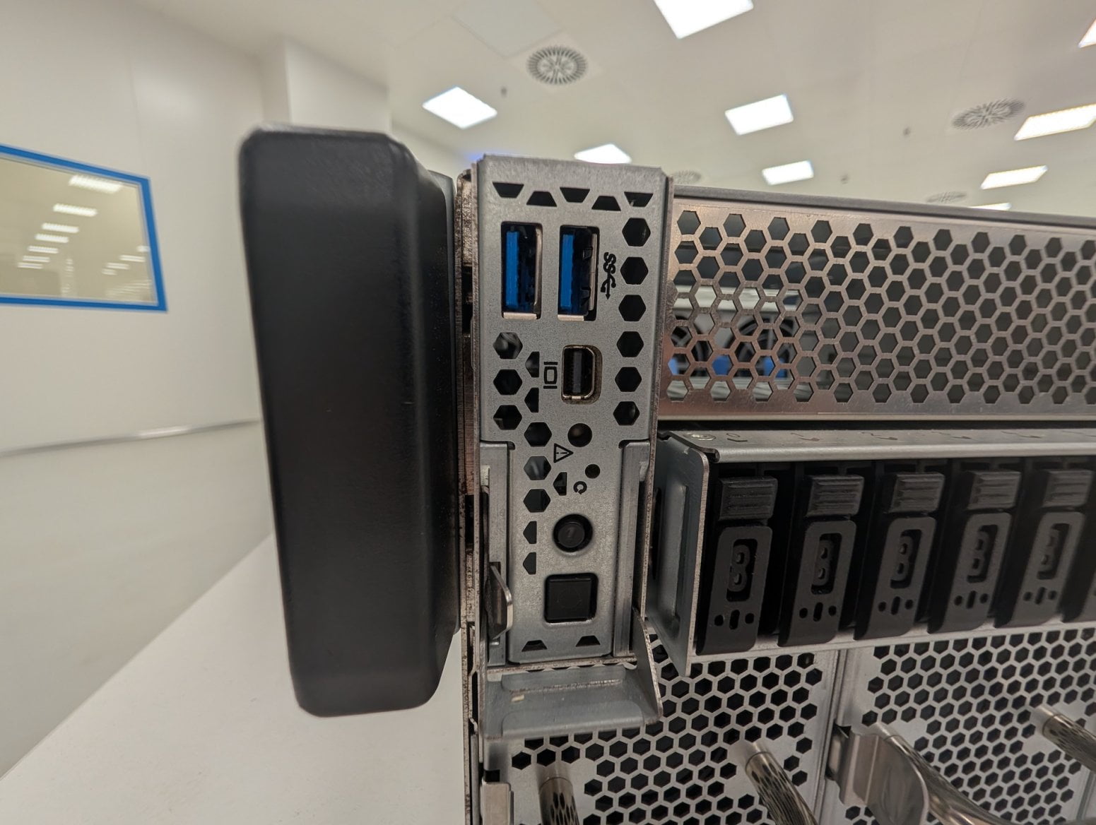Server Nvidia MGX 4U System s grafikami RTX Pro 6000 od Foxconnu
