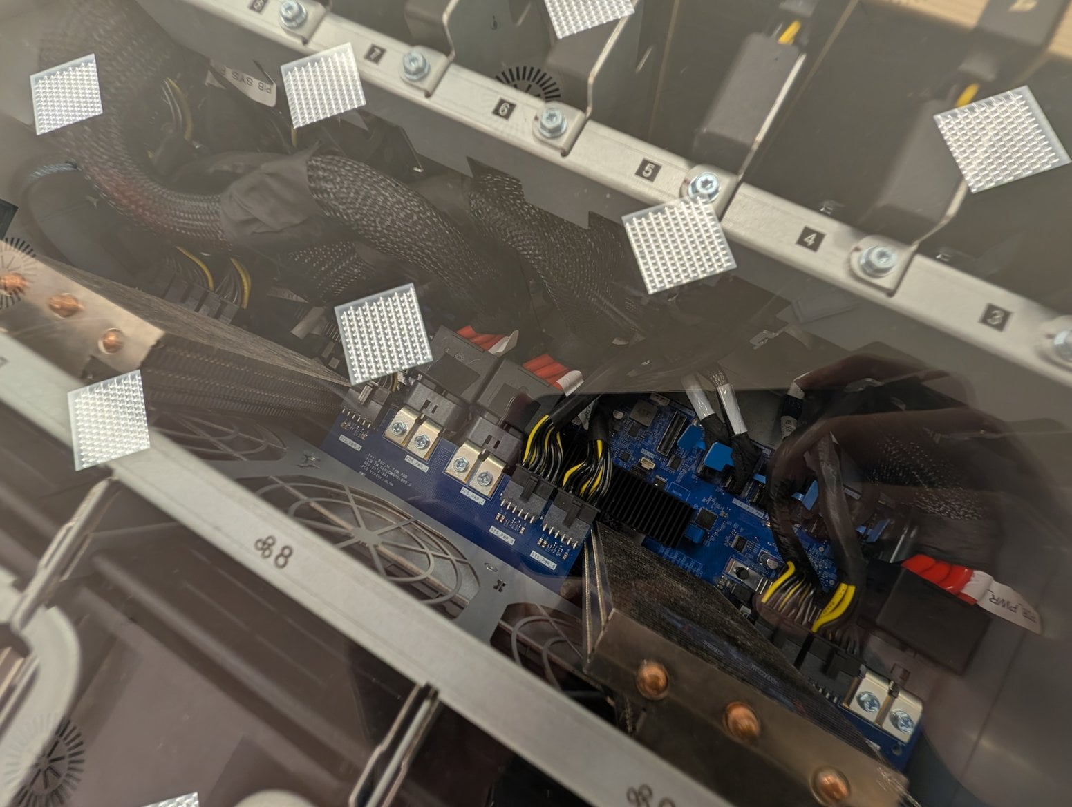 Server Nvidia MGX 4U System s grafikami RTX Pro 6000 od Foxconnu