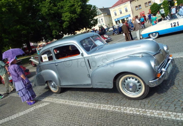 Předválečné šasi Praga neslo původní karosérii. Po válce se „ošatilo“ znovu – samozřejmě u Sodomků