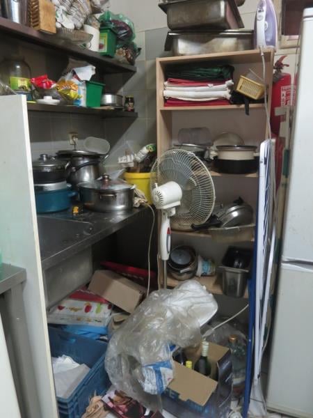 Petr Musil, Restaurace Kaňka, Praha 10, uzavřena pouze část provozovny – kuchyň. Zjištěné skutečnosti: Špatné hygienické podmínky na toaletách, výskyt plísní v chladicích zařízeních , výrazně zanedbaný úklid, znečištěné kuchyňské náčiní, hromadění odpadů, výrazné znečištění všech prostor ad.