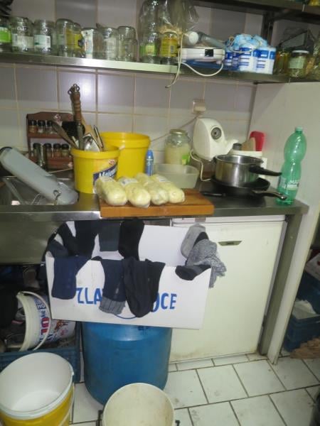 Petr Musil, Restaurace Kaňka, Praha 10, uzavřena pouze část provozovny – kuchyň. Zjištěné skutečnosti: Špatné hygienické podmínky na toaletách, výskyt plísní v chladicích zařízeních , výrazně zanedbaný úklid, znečištěné kuchyňské náčiní, hromadění odpadů, výrazné znečištění všech prostor ad.