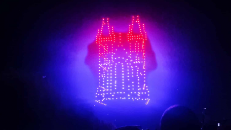 Náhledový obrázek - Jde to i bez hluku. Hradec Králové zažil unikátní podívanou, večerní oblohu rozsvítilo na 500 dronů