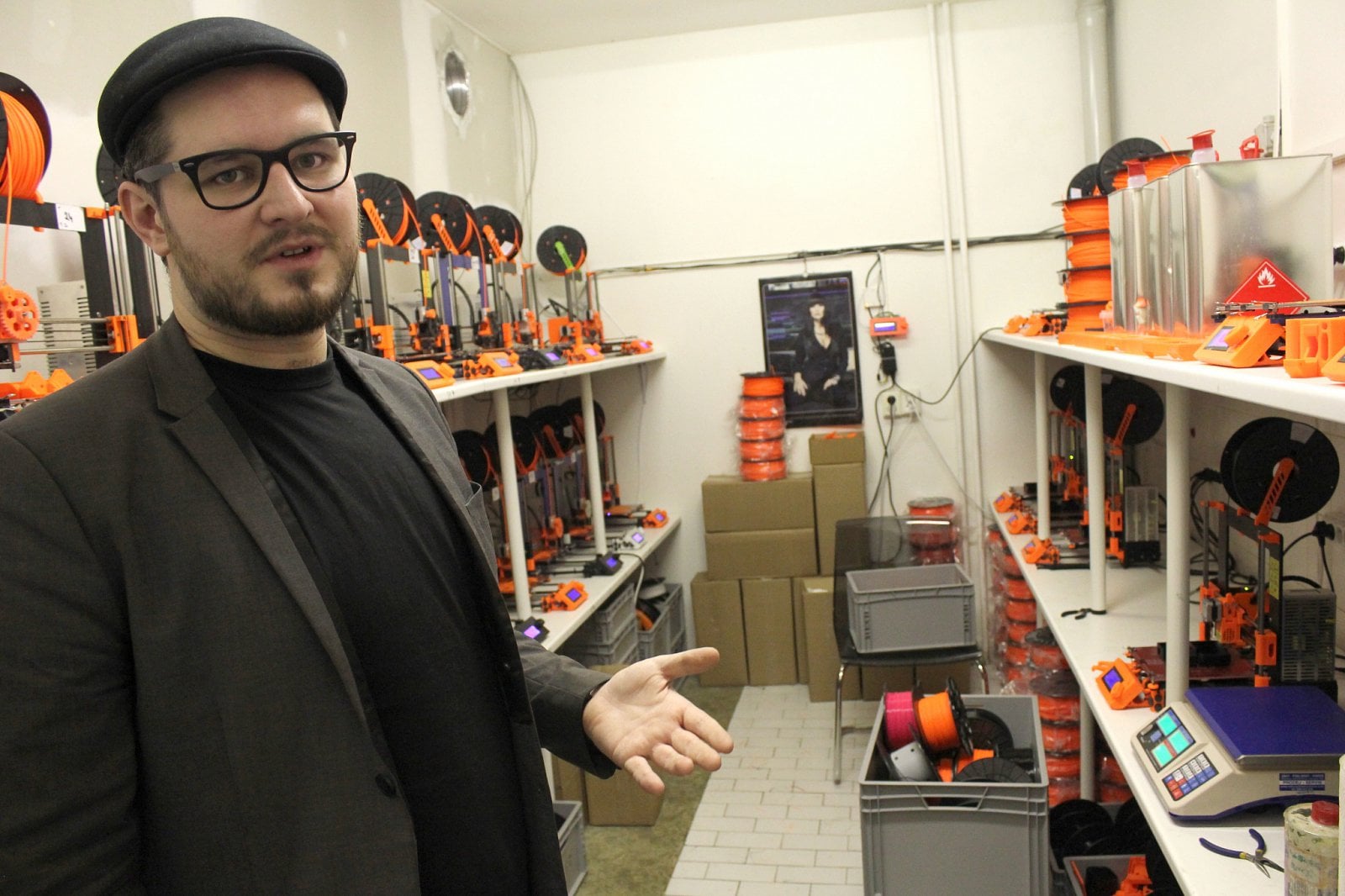 V malé místnosti to hučí jako ve včelím úlu. To je naše farma, říká Josef Průša.