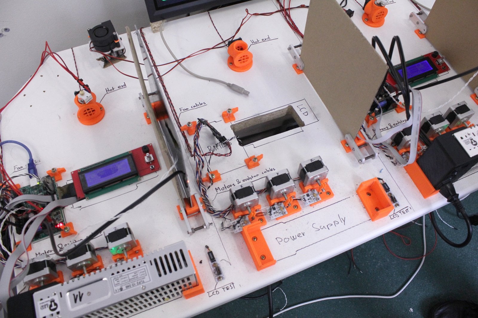 Prototyp testovacího stolu. V Prusa research jsou na něj patřičně hrdí.
