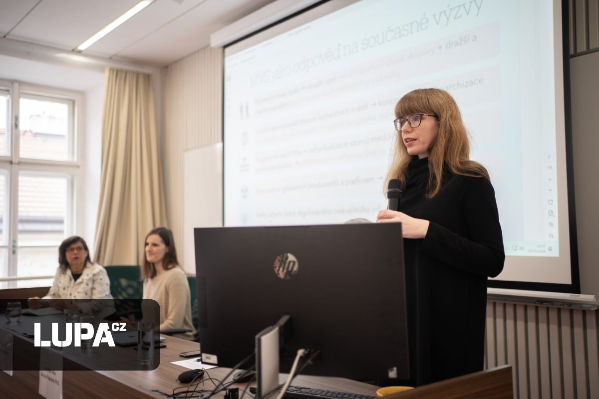 Experti nedoporučují rušit televizní a rozhlasové poplatky. Chybí důvod i promyšlená alternativa