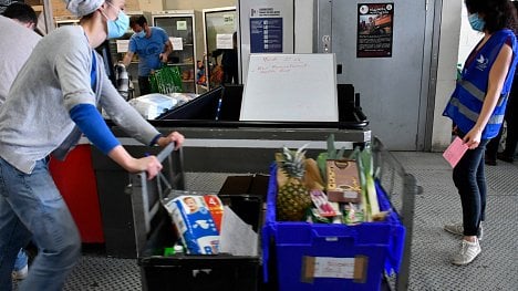 Náhledový obrázek - Francie je v největší recesi od konce války. Na předměstích Paříže stojí lidé fronty na jídlo zdarma